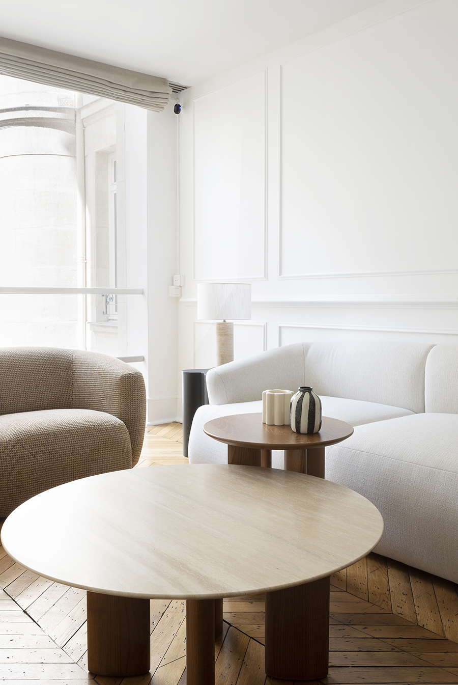 Salon épuré avec mobilier design — TDK Electronics
